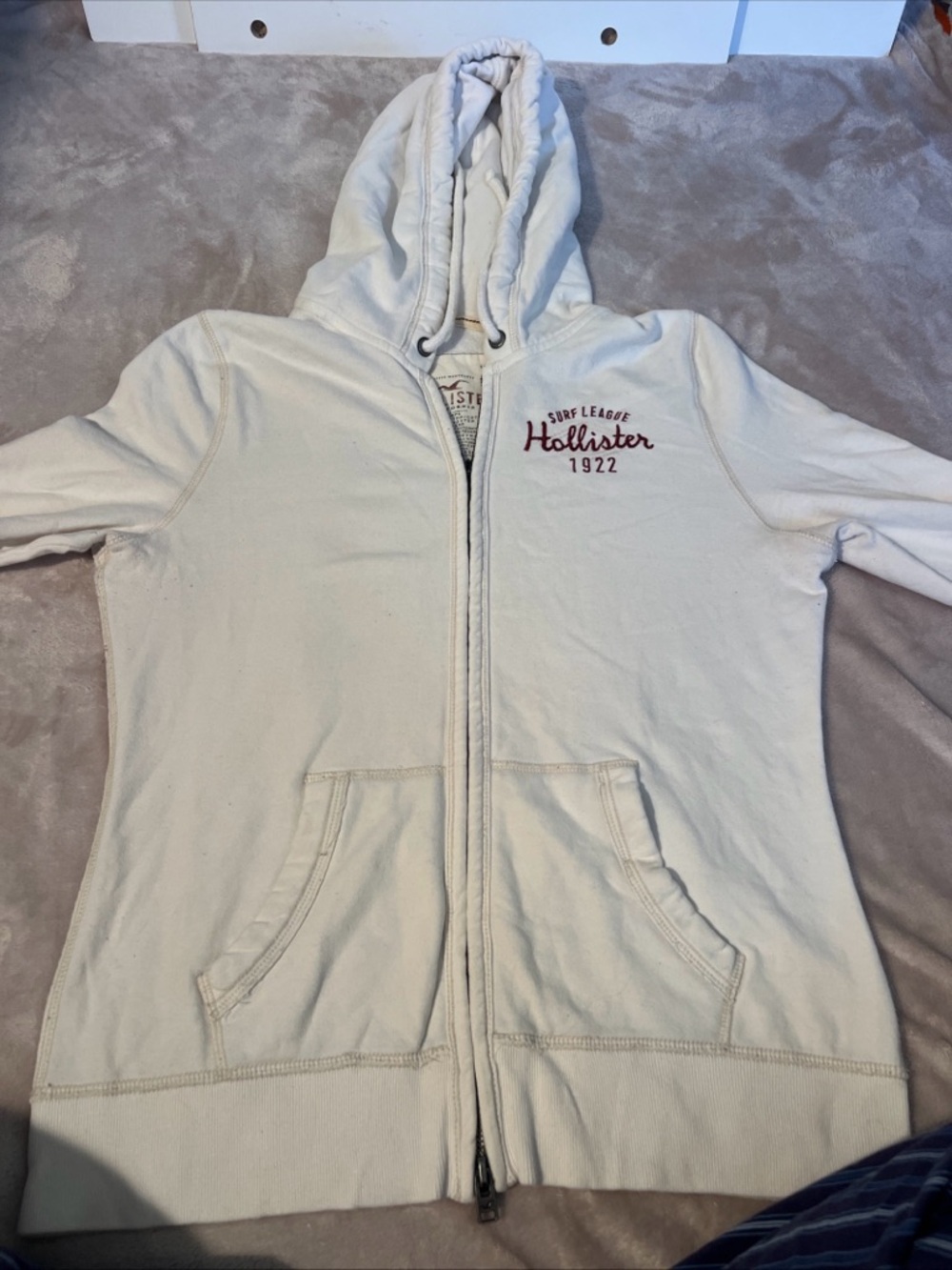 Hollister “Surf League 1922” Cream Full-Zip Hoodie with Embroidered Logo